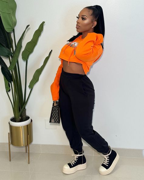 Chill Vibes 🧡 🛍 Nyla Top Sale price $25 Cropped Hoodie Outfit Baddie, Orange Hoodie Outfit, Crop Top Hoodie Outfit, Crop Hoodie Outfit, Crop Top Sweater Outfit, Cropped Hoodie Outfit, Leggings Outfits, Orange Hoodie, Graphic Crop Top