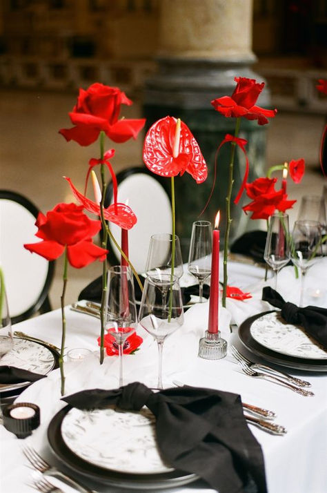 Wedding decor with red accents, red calla lilies on the table, wedding table setting, aesthetic table setting, wedding decor ideas, decorator inspiration, table setting trends 2024, table setting with red and black accents, candles on the wedding table, outdoor wedding table setting, trends weddings 2024 Red Floral Arrangements Modern, Decor With Red Accents, Red Aesthetic Wedding, Red Flower Centerpieces, Table Setting Aesthetic, Aesthetic Table Setting, Red Wedding Table, Red Wedding Receptions, Red Flower Arrangements