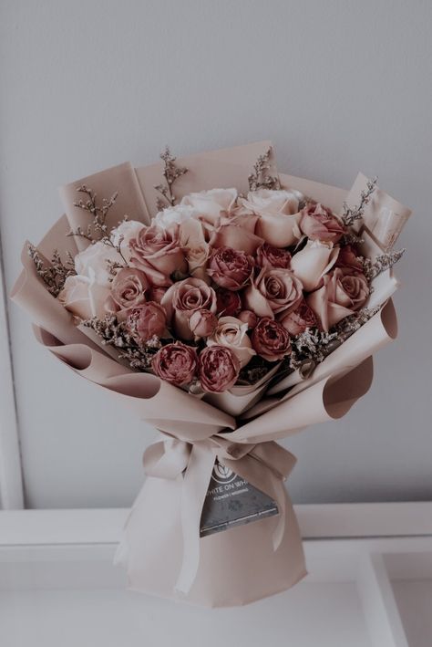 Luxury Bouquet, Boquette Flowers, Church Flowers, Romanticizing Life, Flowers Aesthetic, Chanel Logo, Beautiful Bouquet Of Flowers, Spring Aesthetic, Psychology Facts