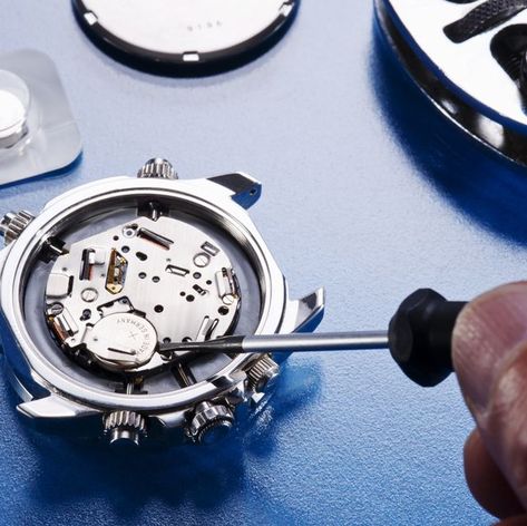 Changing watch battery Watch Repair Kits, Simple Watches, Case Knives, Watch Battery, Watch Repair, Fossil Watch, Square Watch, Watch Case, Quartz Movement