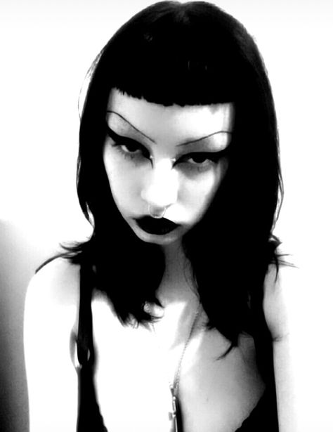 Goth Selfie, Y2k Mall Goth Makeup, Alt Eyebrow Shapes, Goth Eyebrow Shapes, 90s Goth Hair, Mall Goth Hairstyles, Tumblr Pfp Aesthetic, Alt Eyebrows, Gothic Eyebrows