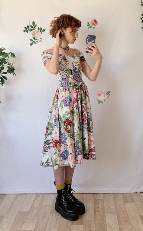 Enchanting Outfits, Parasol Outfits, Dress With Shorts, Casual Summer Outfits Grunge, Artsy Outfit Ideas Summer, Alt Wedding Guest Outfit, Nonbinary Fashion Feminine, Artsy Dress, Mode Hippie