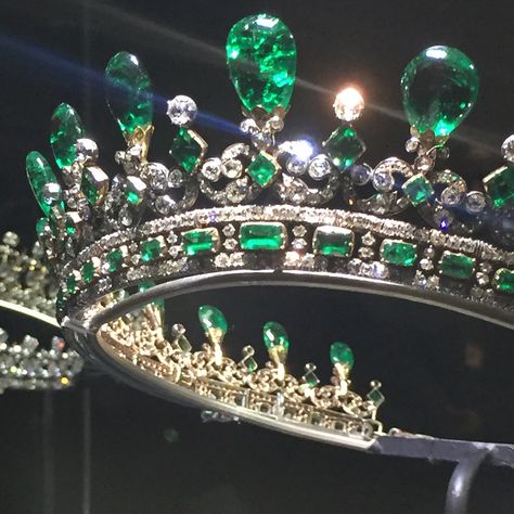 388 Likes, 8 Comments - Joanna Hardy (@joannahardyltd) on Instagram: “Stunning emeralds from Columbian (most likely) in Queen Victoria’s emerald jewels, consisting of a…” Emerald Tiara, Rainha Elizabeth Ii, Royal Crowns, Queen Aesthetic, Royalty Aesthetic, Silver Tiara, Royal Tiaras, Royal Aesthetic, Royal Green