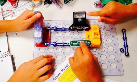 If your child has shown an interest in electronics, they will love snap circuits. A wonderful educational toy, there is also a lot of fun to be had. Best Snap, Love Snap, Snap Circuits, Simple Electronics, Stem Curriculum, Simple Circuit, Stem Kits, Discovery Kids, Tools And Toys