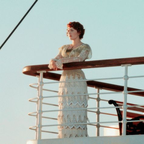 TITANIC costumes appreciation: ― Rose’s laced dress (costume design by Deborah Lynn Scott) Rosé White Dress, 1912 Fashion, Titanic Costume, Titanic Kate Winslet, Titanic Rose, Titanic Dress, Titanic Movie, Victorian Costume, Princess Aesthetic