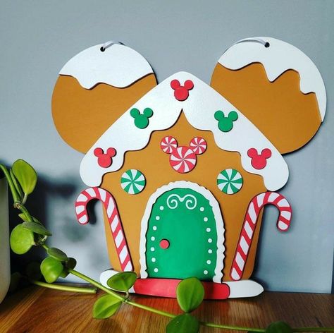 Disney Christmas Decorations Diy, Disney Gingerbread House, 3d Gingerbread House, Disney Christmas Crafts, Disney Christmas Party, 3d Gingerbread, Photo Draw, Door Decorations Classroom Christmas, Disney Christmas Decorations