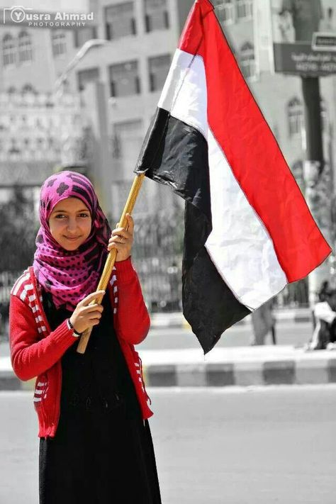 May freedom & Peace wave the banner of joy in Yemen! Yemeni Flag, Yemeni Culture, Yemeni People, Yemen Flag, Northern Cyprus, Islamic Countries, Muslim Countries, Islamic Cartoon, Black Phone Wallpaper