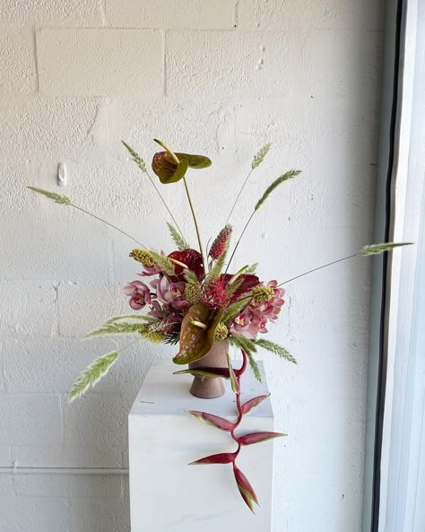 Anthurium Arrangement, Viola Flower, Sogetsu Ikebana, Tropical Floral Arrangements, Unique Flower Arrangements, Bridal Bouquet Flowers, Boquette Flowers, Greenhouse Wedding, Flower Bar