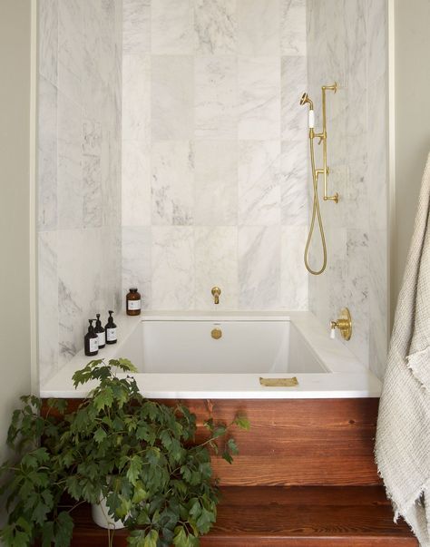 Bath Room, Alcove Tub, Marble Wall, Medium Hardwood Floor, Undermount Tub, and Open Shower A luxurious bathtub with marble walls. Built In Bathtub Tub Surround, Undermount Tub, Colonial Bathroom, Alcove Tub, Housing Interior, Marble Walls, Ceramic Flooring, Flat Inspiration, Deep Bathtub