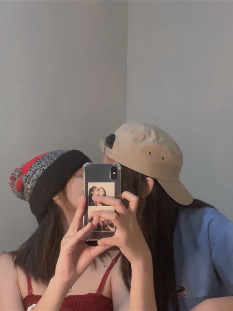 #wlw #wlwcouple #couplemirrorselfie Pic Ideas With Girlfriend, Girlfriends Picture Ideas, Aesthetic Couple Pics Wlw, Couple Poses Girlfriends, Wlw Cute Pics, Wlw Couple Picture Ideas, Wlw Photo Ideas, Wlw Pictures To Recreate, Wlw Mirror Pic