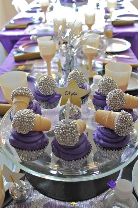 Pop Star Birthday Party, Microphone Cupcakes, Star Birthday Party Ideas, Festa Rock Roll, Selena Quintanilla Birthday, Pop Star Party, Music Birthday Party, Rockstar Birthday, Rock Star Birthday