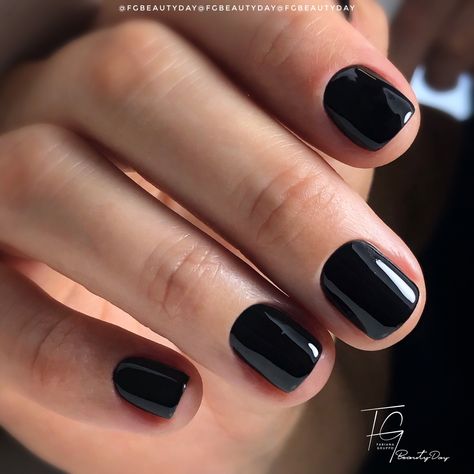 Black Squoval Nails, Short Dark Nails, Black Manicure Short, Autumn Essentials, Squoval Nails, Nail Shimmer, Grunge Nails, Casual Nails, Cute Gel Nails