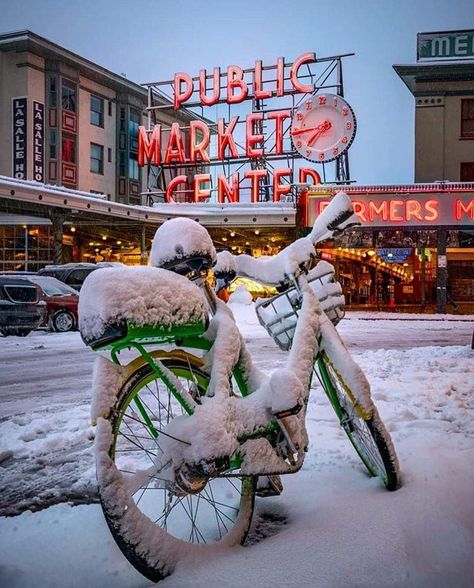 Seattle Christmas, Seattle Winter, Pike Place Market Seattle, Seattle Travel, Starbucks Christmas, Pike Place Market, Travel Photography Tips, Pike Place, House Outside Design