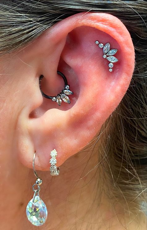 Trilogy Piercing, Flat Helix Piercing Ideas, Flat Piercing Ears, Flat Ear Piercings Ideas, Auricle Piercing, Ear Cuff Piercing, Piercing Tragus, Conch Piercing Jewelry, Ear Art