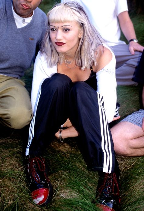 Gwen Stefani Outfits 90s, Gwen Stefani Outfits, Gwen Stefani 90s, Gwen Stefani No Doubt, Gwen Stefani Style, 90s Outfits, 90s Hair, 90s Costume, 90s Makeup