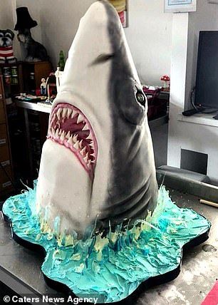 Make-up artist creates incredible 3D animal cakes | Daily Mail Online Realistic Shark Cake, Shark Head Cake, Shark Birthday Cake Ideas, Shark Cakes For Kids, Shark Cake Ideas, Shark Cakes, Sloth Cakes, Extreme Cakes, Kid Cakes