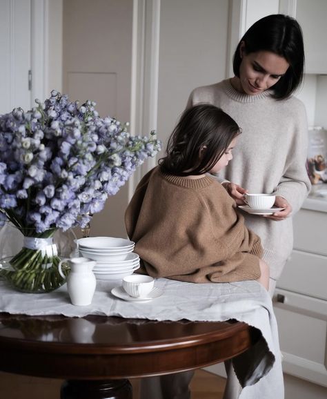 Mother Daughter Reading, Reading Photography, Mother Daughter Art, Siblings Photos, Self Photography, Muslim Family, Kitchen Aesthetic, Best Mother, Family Photoshoot