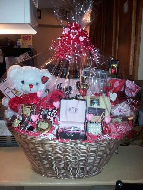 Presentes Planner Gift Basket, Christmas Party Ideas For Adults, Box Regalo, Party Ideas For Adults, Gift Basket Ideas Christmas, Christmas Party Ideas, Valentines Day Baskets, Girl Gift Baskets, Valentine Gift Baskets