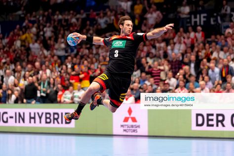 Uwe Gensheimer (Nr. 3, Deutschland) im Konter. Kroatien vs. Deutschland, Handball, Hauptrunde, EHF Euro 2020, 18.01.20 Wien Wien Oesterreich +++ imago images / Agentur 54 Grad Handball Aesthetic, Hand Ball, Handball Players, People Aesthetic, 19 November, Olympic Sports, Aesthetic Boys, Aesthetic Boy, D B