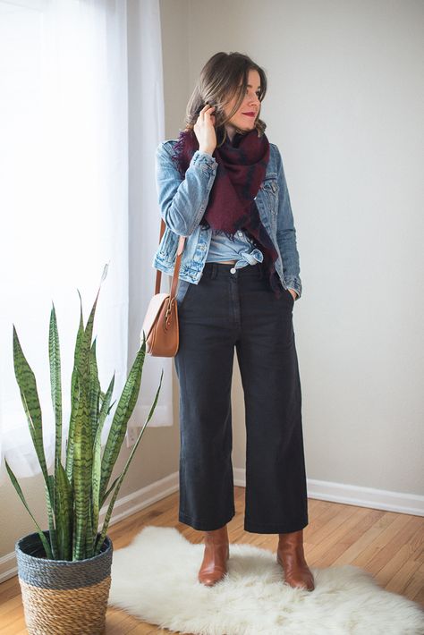 Casual Traditional Outfits For Women, Cropped Pants And Boots, Boots For Wide Leg Pants, Black Jeans Wide Leg Outfit, Wide Leg Cropped Pants With Boots, How To Wear Wide Leg Cropped Jeans, Boots With Wide Leg Pants, What Shoes To Wear With Wide Leg Pants, Black Cropped Pants Outfit