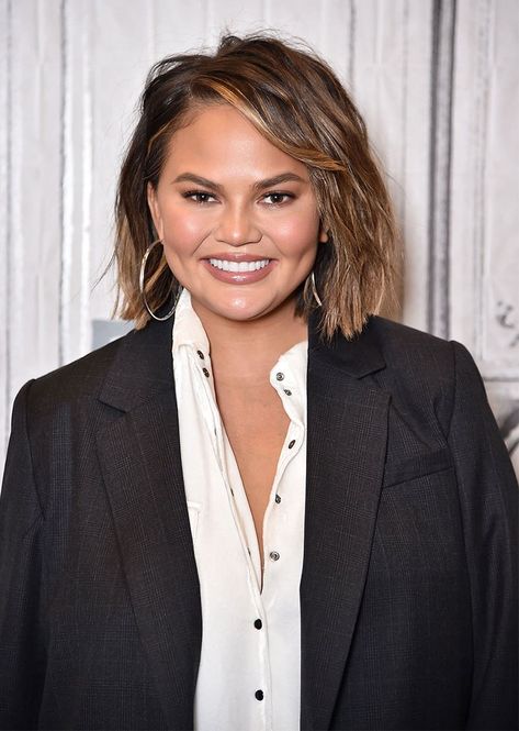 Expert-Approved Bob Haircut for Every Head Shape: Chrissy Teigen Round faced bob Chrissy Teigen Hair, Christy Teigen, Hair For Round Face, Bobs For Round Faces, Facial Shapes, Bob Hair Cuts, Haircuts For Round Faces, Curly Hair Accessories, Hair Winter