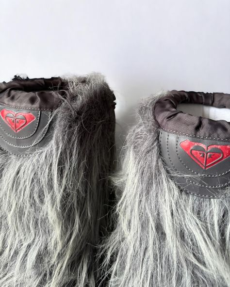 🩶 Vintage ‘Roxy’ Y2k Yeti Dark Grey Snow Boots Size 38EU 🔺 75€ + shipping Rare Y2k vintage snow boots by the brand ‘Roxy’ with fur in a cute dark grey pattern. They’re unique and the red fish details makes them even more cute. The fish they have it’s removable. They’re in a good condition as you can see by the photos. They only have some few signs of wear but no major flaws, all seen on photos. Comes with original box. - more on depop-vinted, in our bio. Vintage Roxy, Red Fish, Grey Pattern, The Fish, Y2k Vintage, Snow Boots, Roxy, Dark Grey, Original Box