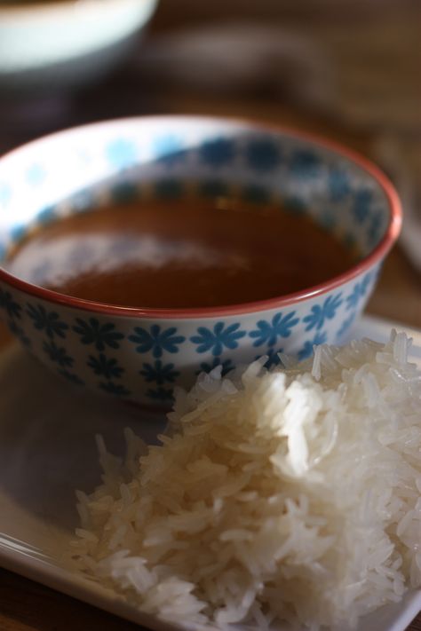 Thai Sticky Rice with Peanut Dipping Sauce – Bees Knees Recipes Make Sticky Rice, Thai Sticky Rice, Thai Dipping Sauce, Peanut Dipping Sauce, Thai Peanut Sauce, Laos Food, Peanut Dipping Sauces, Spicy Peanut Sauce, Sauce For Rice