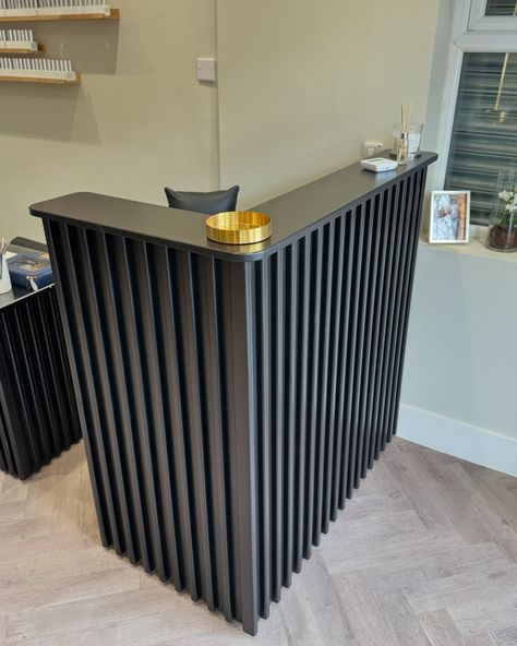 Reception desks 🖤🤍 Salon Desk, Salon Reception Area, Salon Equipment Furniture, Shop Counter Design, Hair Salon Furniture, Salon Reception Desk, Beauty Salon Furniture, Home Bar Rooms, Hair Salon Interior