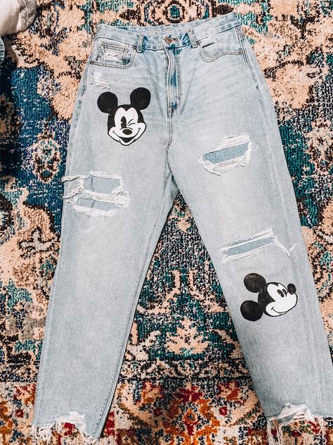 Disney Mickey jeans paint Disney Pants Diy, Mickey Jeans Diy, Painted Disney Jeans, Disney Jeans Diy, Disney Jeans Outfit, Disney Patch Jeans, Diy Disney Clothes, Jeans Painting Ideas, Disney Clothes For Women