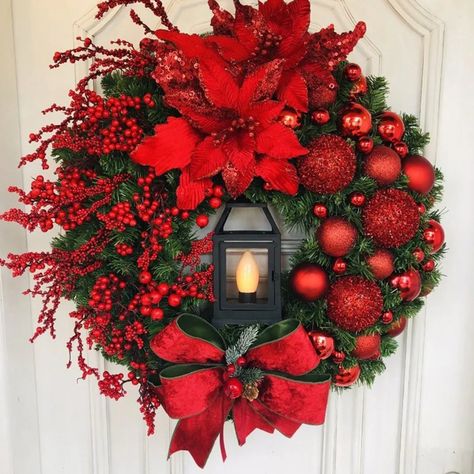 Guirlanda De Natal Com Luzes De Vela E Janela Dianteira 1766 | Mercado Livre Meery Christmas, Wreath Window, Gold Christmas Wreath, Red Christmas Wreath, Classic Wreath, Xmas Deco, Merry Christmas Decoration, Wall Ornaments, Window Door