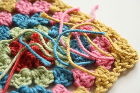 How to deal with the yarn ends in crochet. Blog For Beginners, How To Weave, Crochet Blanket Afghan, Crochet Blog, Crochet Instructions, Crochet Stitches Tutorial, Crochet Squares, Granny Squares, Crochet Granny