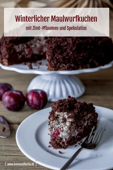 Wie wäre es zum Weihnachtsfest mit einem leckeren Maulwurfkuchen in der Weihnachtsedition? Mit Zimtpflaumen und Spekulatius schmeckt der Schokokuchen-Klassiker in der Vorweihnachtszeit ganz besonders gut. Winter Torte, German Cake, Cake Recipes Easy Homemade, Sweets Cake, Xmas Cookies, Sweet Christmas, Easy Cake Recipes, Party Food, Cake Cookies