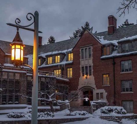 North neighborhood during the winter looks straight out of a scene from Harry Potter. Michigan State University Campus, East Lansing Michigan, College Vibes, American Cafe, Msu Spartans, University Architecture, Lansing Michigan, Michigan Football, College Aesthetic