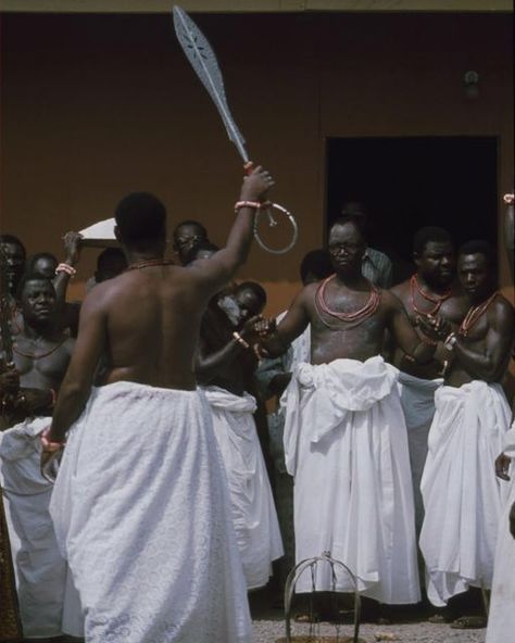 Melanated Facts 📚 on Instagram: "The Edaiken ( crown prince) of Benin, Erediauwa II, being supported at the wrists and elbows by two attendants called "Odionwere," which means "the elders who hold the hands of the oba (king)." They were chosen from among the most respected and influential elders in the kingdom and were responsible for guiding and supporting the Edaiken throughout the the "Igue" festival (coronation ceremony). This was done as part of the traditional rites and customs of the Oba Of Benin, Benin Art, Africa Photography, African Royalty, African People, African History, Afro Art, African Culture, African Beauty