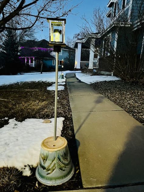 Driveway Light Post, Spooky Walk, Solar Lamps Diy, Solar Light Projects, Front Yards Diy, Christmas Lamp Post, Street Lamp Post, Diy Driveway, Solar Lamp Post