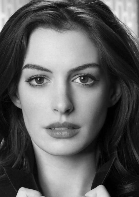 Anne Hathaway Pics, 얼굴 드로잉, 얼굴 그리기, Portrait Photography Women, Face Photography, Celebrity Portraits, Foto Art, Face Photo, Black And White Portraits