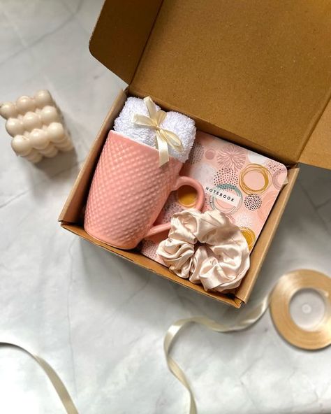 Girly Gift Box Ideas, Teacher Hamper Ideas, Girly Gifts For Women, Hamper Ideas For Women, Thank You Basket Ideas, Creative Birthday Gifts For Best Friend, Bff Gift Ideas, Gift Hamper Ideas, Girly Gift Ideas