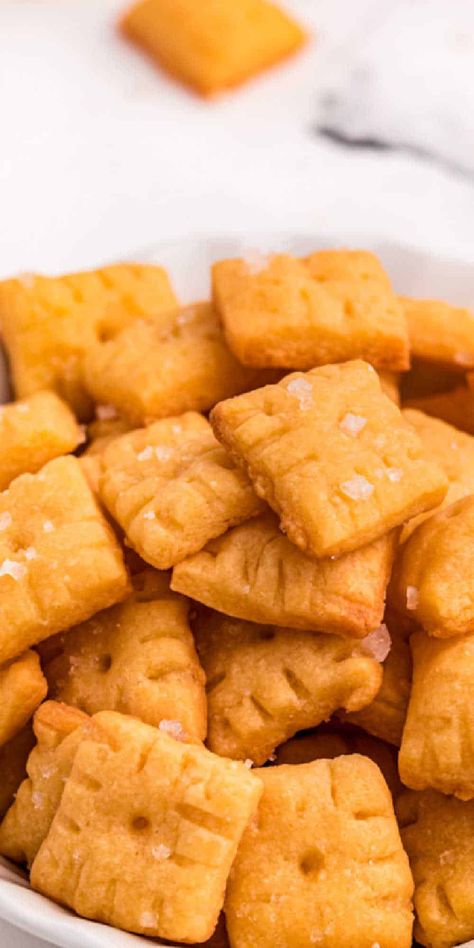 We love this Homemade Cheez-Its Crackers Recipe and are sure you will too! With just a handful of ingredients, you can make this copycat Cheez-It Crackers at home! Kid-approved and made with all real ingredients. Switch up the cheese and add some seasoning to make these homemade cheese crackers your own! Cheddar Crackers Recipe, Homemade Cheddar Crackers, Crackers Homemade, Cheez Its, Homemade Cheez Its, Diy Crackers, Homemade Crackers Recipe, Homemade Cheese Crackers, Cheddar Crackers