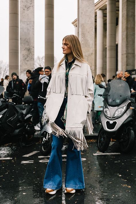 PFW FALL WINTER 19/20 IV White Fringe Jacket Outfit, White Fringe Jacket, Fringe Jacket Outfit, Off Duty Model Look, Outfits Street Styles, Kendall Jenner Street Style, Look Jean, New York Street Style, Model Looks