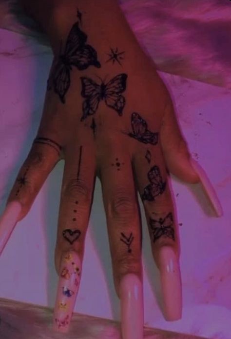 Tattoo Ideas Black Women Hand, Henna With Name Design, Butterfly Hena Design Hand, Henna Tattoo On Black Women, Sweet 16 Tattoo Ideas, Baddie Henna Designs, Henna Tattoo Designs Heart, Hand Tats For Women Aesthetic, Henna Tattoo Designs Hand Flowers