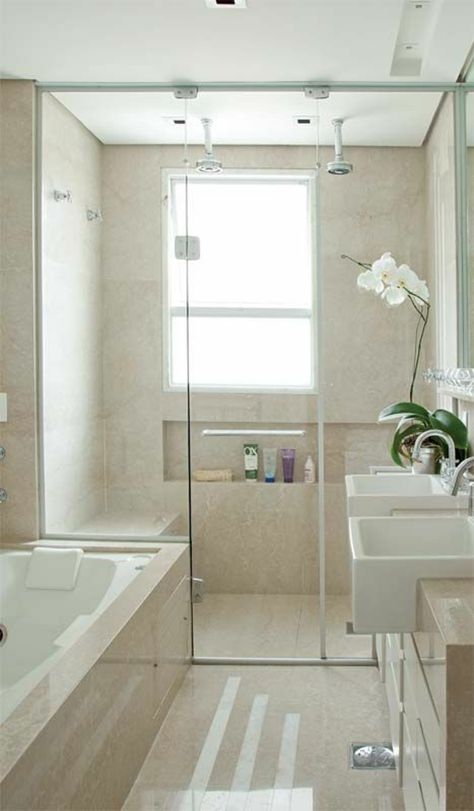 Kleines Bad einrichten - nehmen Sie die Herausforderung an! Spa Style Bathroom, Built In Bathtub, Small Bathroom Tiles, Bad Design, Small Bathroom Design, Dream Bathrooms, Bathroom Layout, Bathroom Renos, Bath Remodel