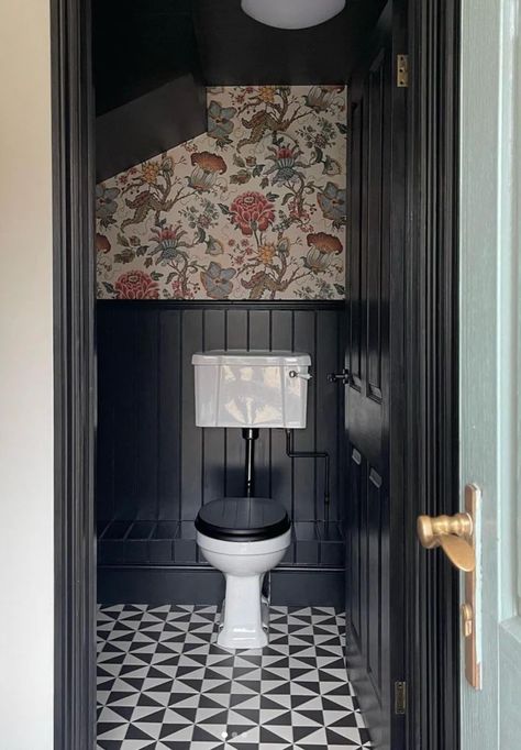 Bathroom Interior Tiles, Tiny Powder Room Ideas, Small Powder Room Ideas, Tiny Toilet, Victorian Flooring, Wc Ideas, Tiny Powder Room, Small Downstairs Toilet, Small Powder Room