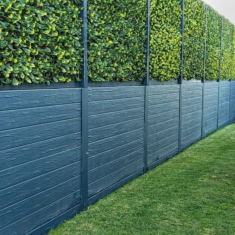 Wood Fence Lighting Ideas, Backyard Fence Diy, Diy Tall Privacy Fence, Backyard Vinyl Fence Ideas, Tiny Front Yard, Creative Fence Ideas, Front Fence Ideas Australia, Vinyl Fence On Retaining Wall, Private Fence Ideas