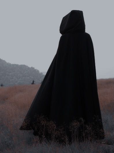 Black Cape Aesthetic, Witch Cloak Aesthetic, Cloaked Figure Fantasy Art, Fantasy Rogue Aesthetic, Visions Aesthetic, Medieval Princess Aesthetic, Cloaked Woman, Rogue Aesthetic, Black Haired Princess