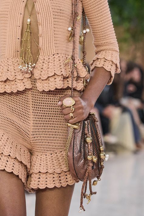 Chloé Spring 2025 Ready-to-Wear https://www.vogue.com/fashion-shows/spring-2025-ready-to-wear/chloe/slideshow/detail#105 Crochet Coat, Women Trends, Knit Fashion, Couture Collection, Crochet Fashion, Fast Fashion, Couture Fashion, Crochet Clothes, Paris Fashion Week