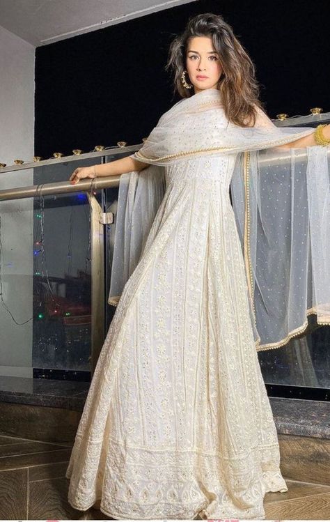 Gowns Dresses Indian, Chikankari Anarkali, Outfits Primavera, Vans Outfit, Anita Dongre, Casual Indian Fashion, Salwar Kamiz, Traditional Indian Outfits, Indian Gowns Dresses