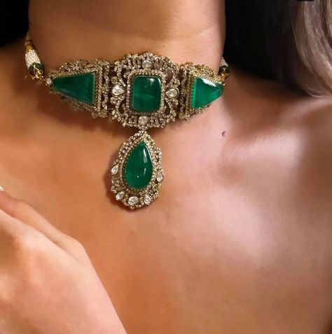 3700 free ship Victorian Jewelry Necklace, Victorian Choker Necklace, Victorian Choker, Emerald Green Stone, Indian Choker Necklace, Necklace Emerald, Sabyasachi Jewellery, Bollywood Jewelry, Choker Necklace Set