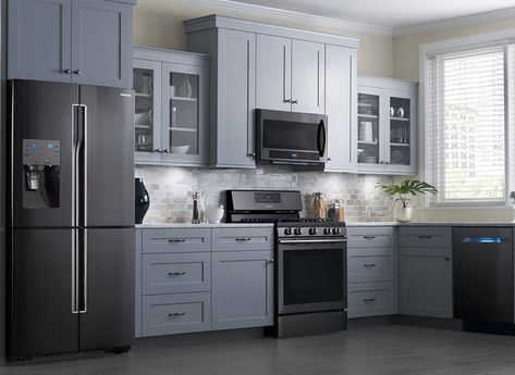 The most popular appliance colors seem to change every few years — remember the days of pastel ovens? — and now it looks like polished stainless steel is on the way out. Instead of gleaming silver appliances, Houzz predicts that sleek black stainless steel is the trend of the future. Kitchen Cabinets With Black Appliances, Off White Kitchen Cabinets, Black Stainless Steel Appliances, Black Stainless Appliances, Серая Кухня, Off White Kitchens, Appliances Design, Smart Kitchen, Kitchen Trends