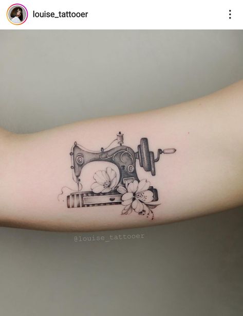 Homemaker Tattoo, Tattoo Sewing Machine, Patchwork Quilt Tattoo, Sewing Tattoo Ideas Grandma, Quilt Tattoos For Women, Singer Sewing Machine Tattoo, Sewing Machine Tattoo Ideas, Quilting Tattoo Ideas, Sewn Tattoo