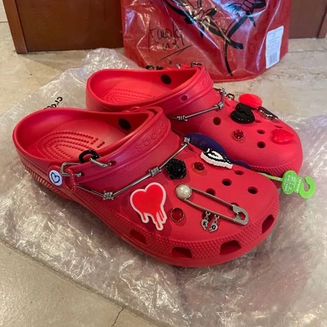 Karol G Crocs Karol G Crocs, Light Mcqueen, Jibbitz Ideas, Crocs Ideas, Crocs Jibbitz, Crocs Shoes, Outfits Aesthetic, Slides, Wear It